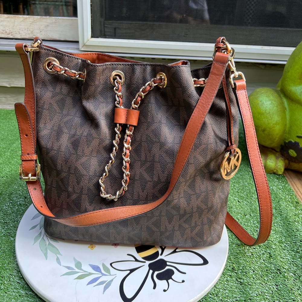 MICHAEL KORS Frankie Drawstring Cross-Body Bag Brown with Gold Hardware. - Picture 17 of 17